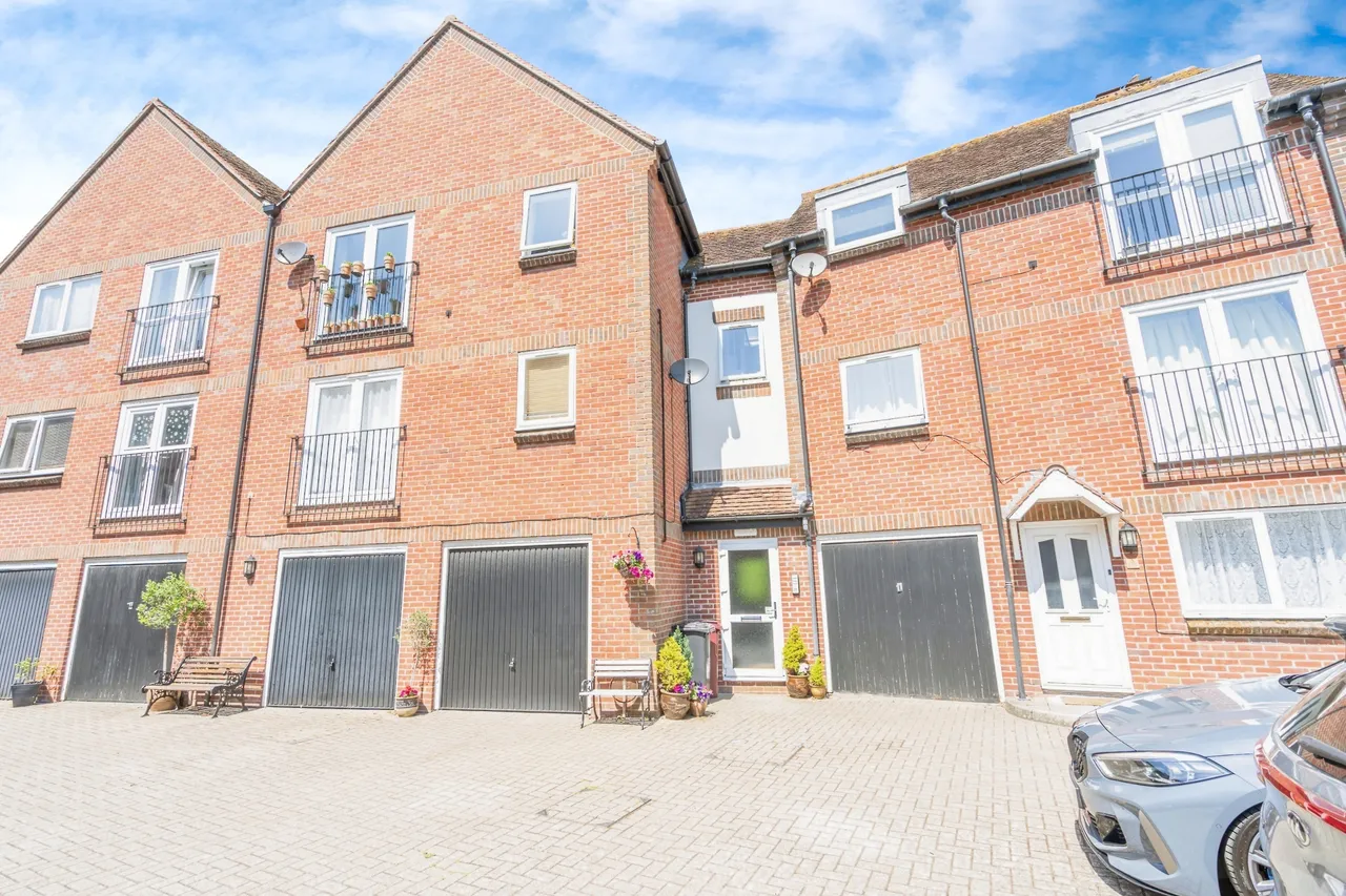 2 bed flat for sale, The Hornet, Chichester, PO19