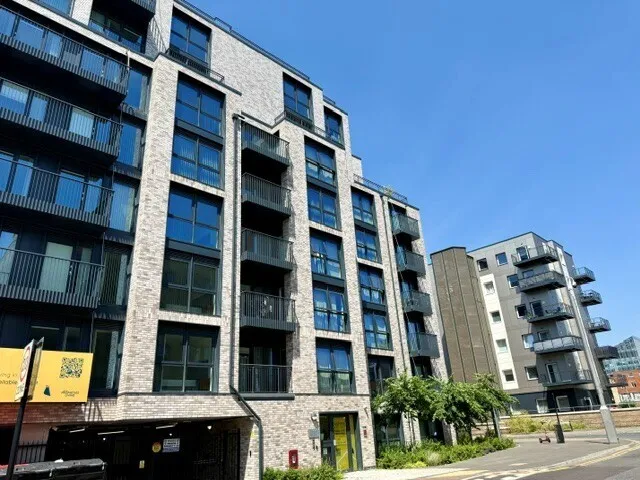 2 bed flat to rent — Herschel Street, SLOUGH