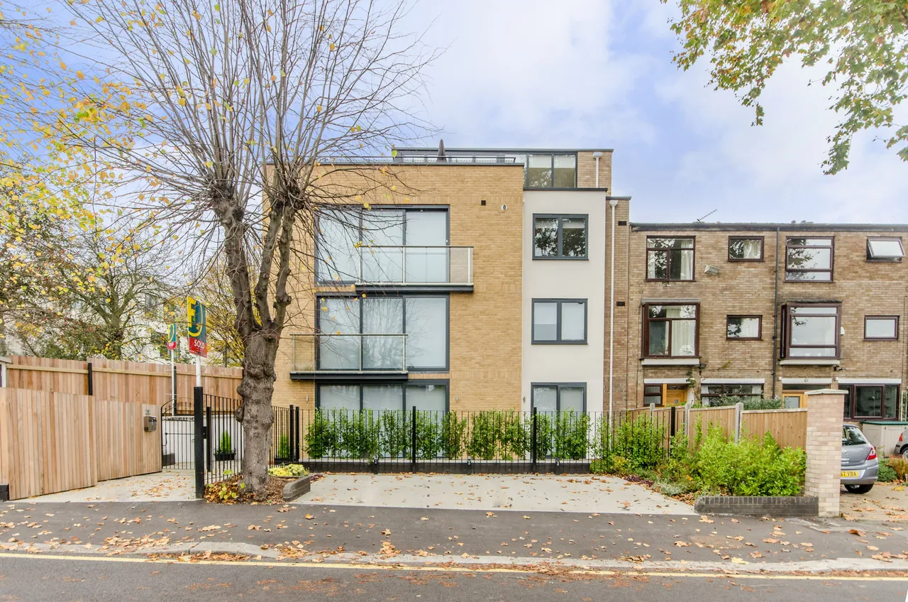 3 bed flat for sale — Flat 1 Waterlily House, Leopold Road, London