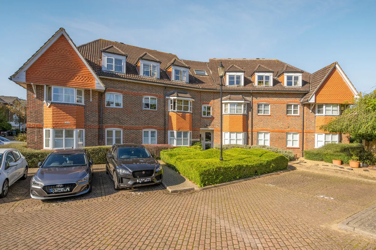 2 bed flat for sale, Hayward Road, Thames Ditton, KT7