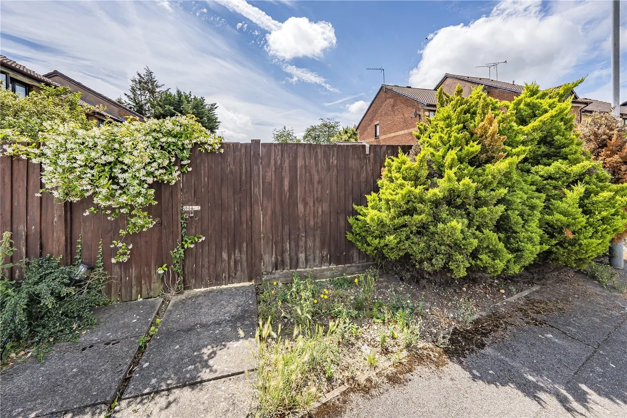 Hawthorne Crescent, West Drayton, UB7, photo 8