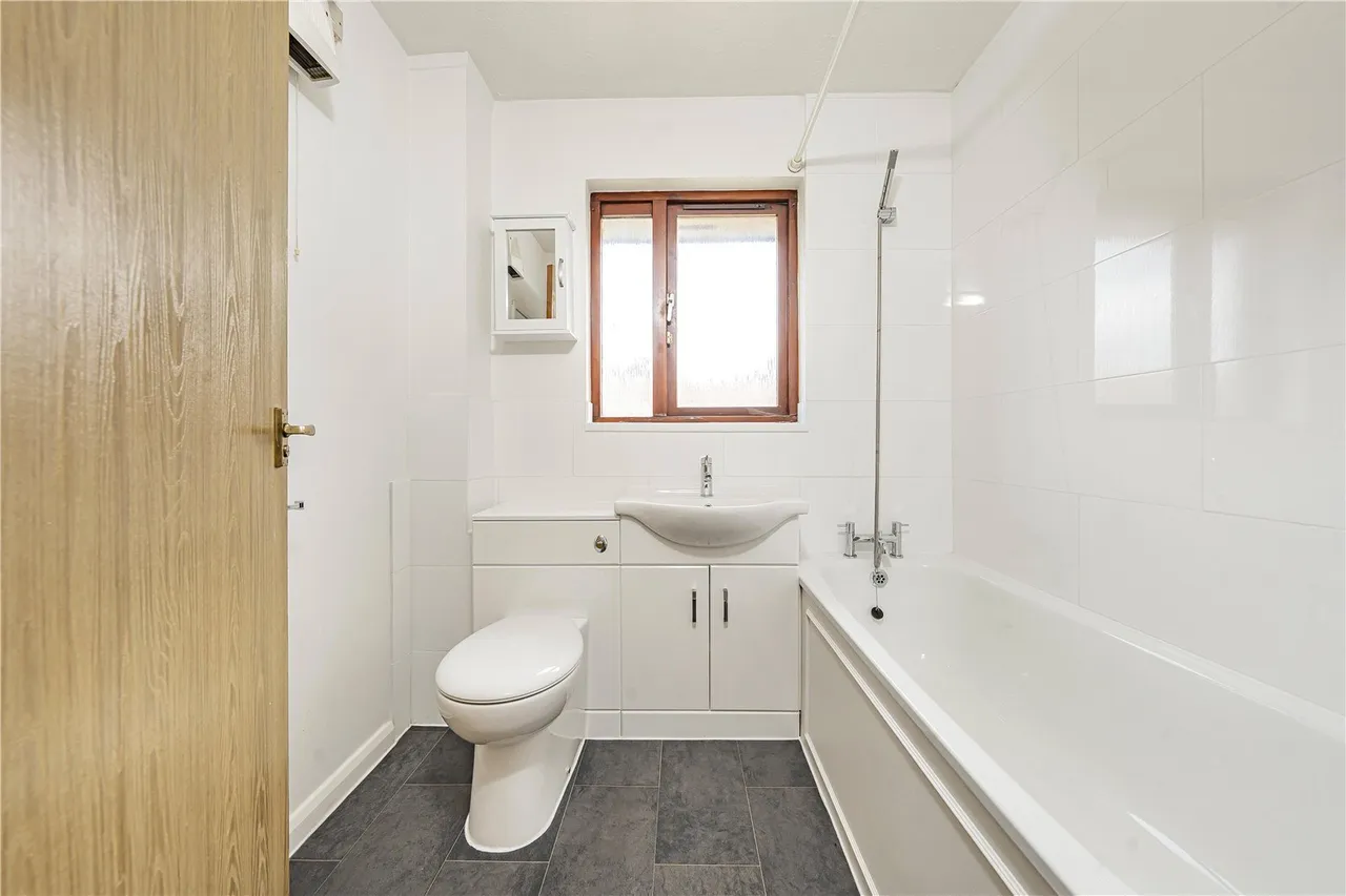 Hawthorne Crescent, West Drayton, UB7, photo 9