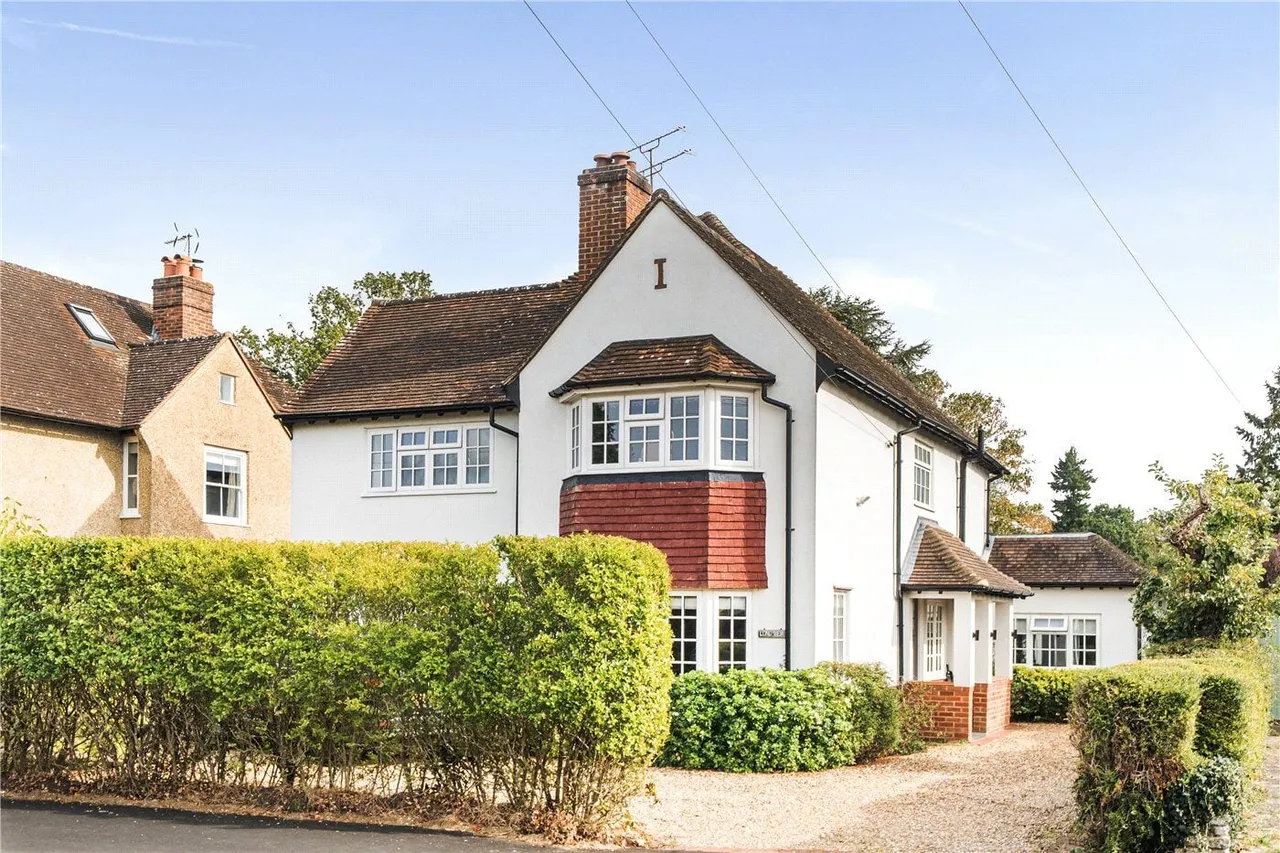 4 bed house for sale, Menin Way, Farnham, GU9