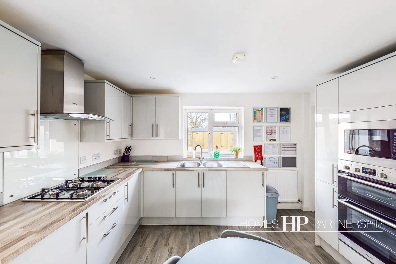 Martyrs Avenue, Langley Green, RH11, photo 3
