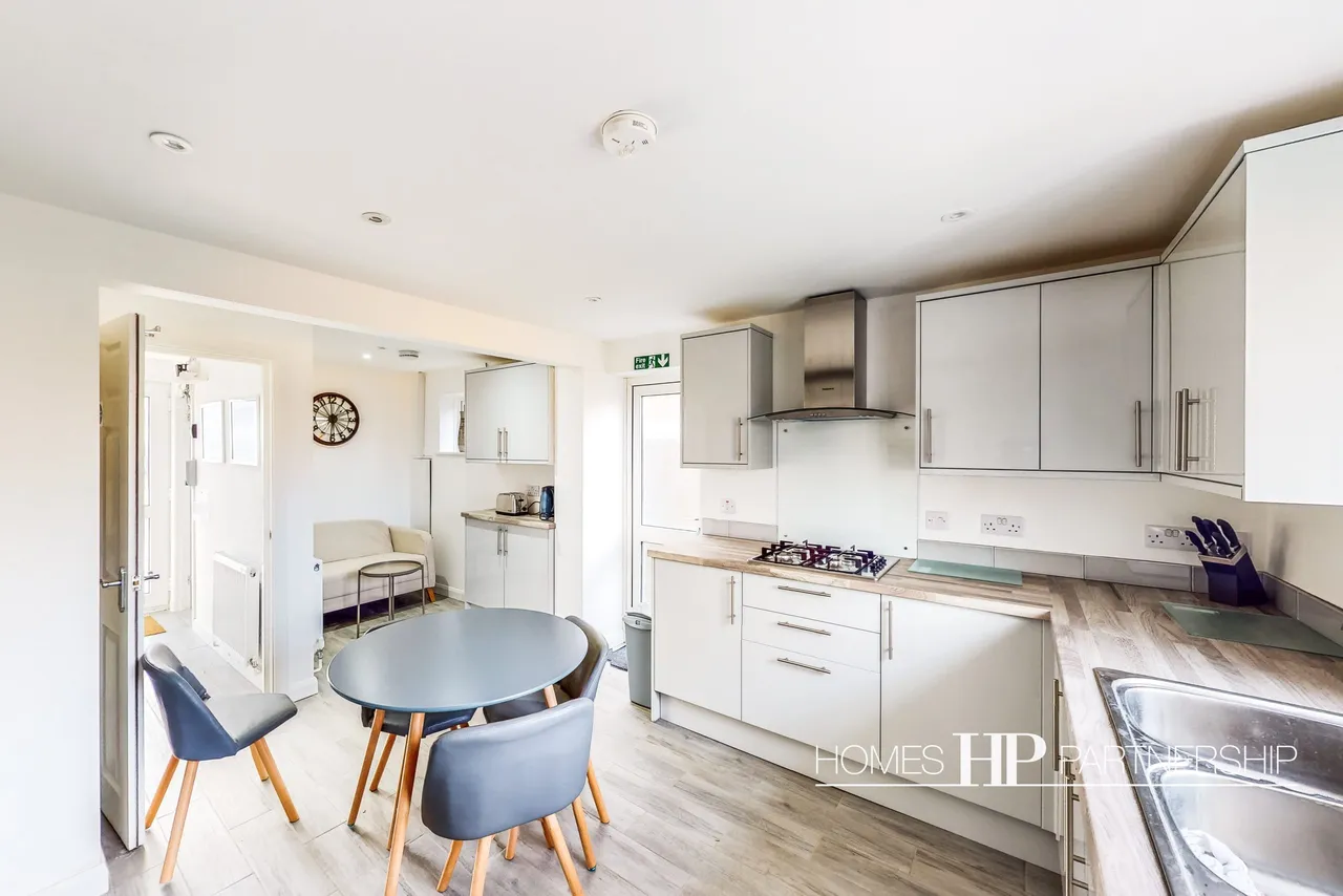 Martyrs Avenue, Langley Green, RH11, photo 4