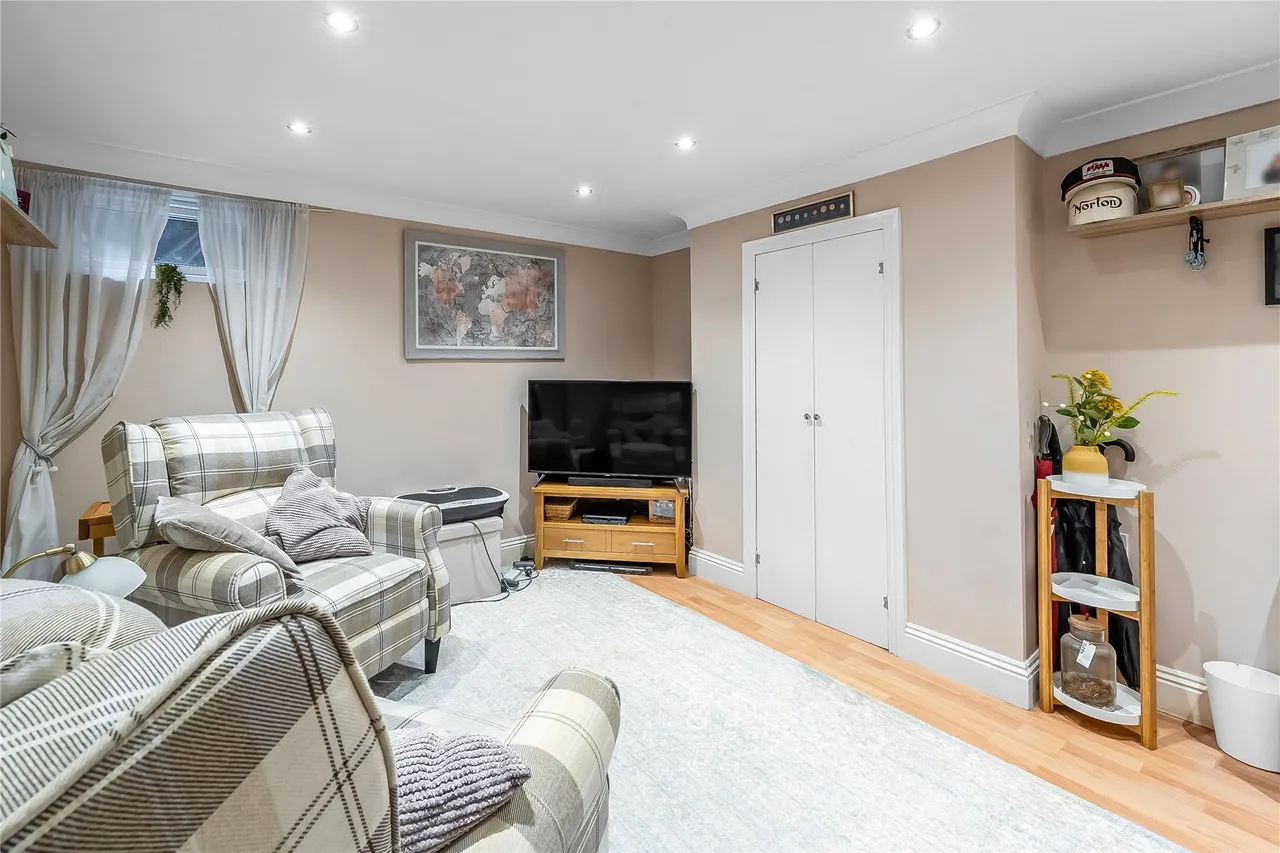 Denzil Road, Guildford, GU2, photo 13