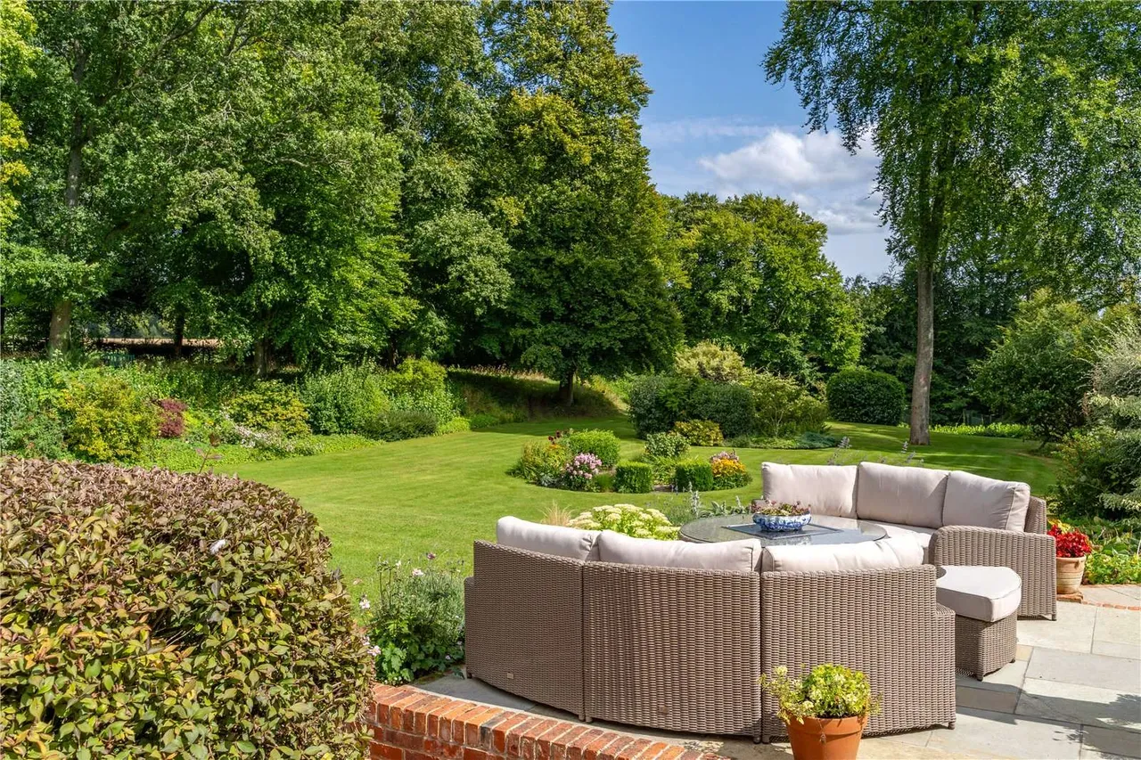 Roe Downs Road, Medstead, Alton, Hampshire, GU34 5LG, photo 10