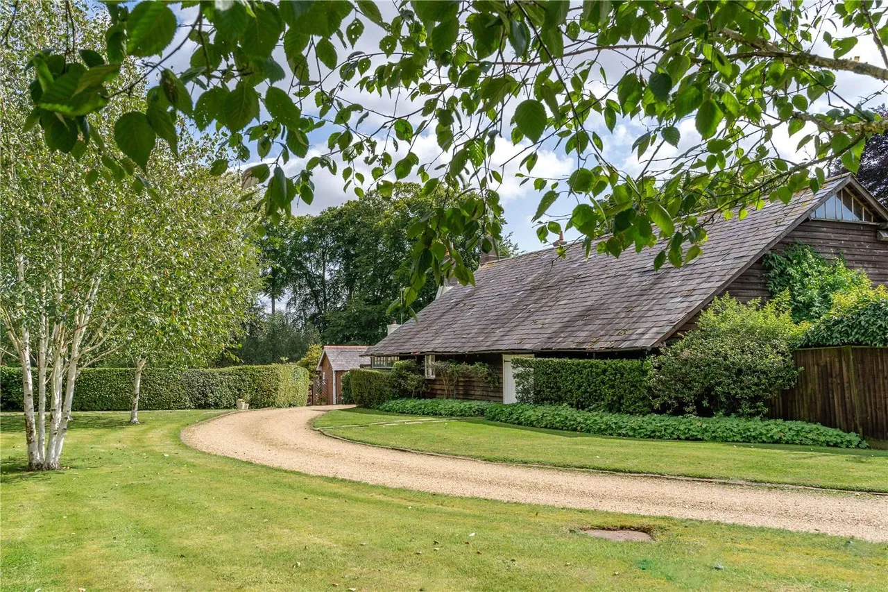Roe Downs Road, Medstead, Alton, Hampshire, GU34 5LG, photo 3