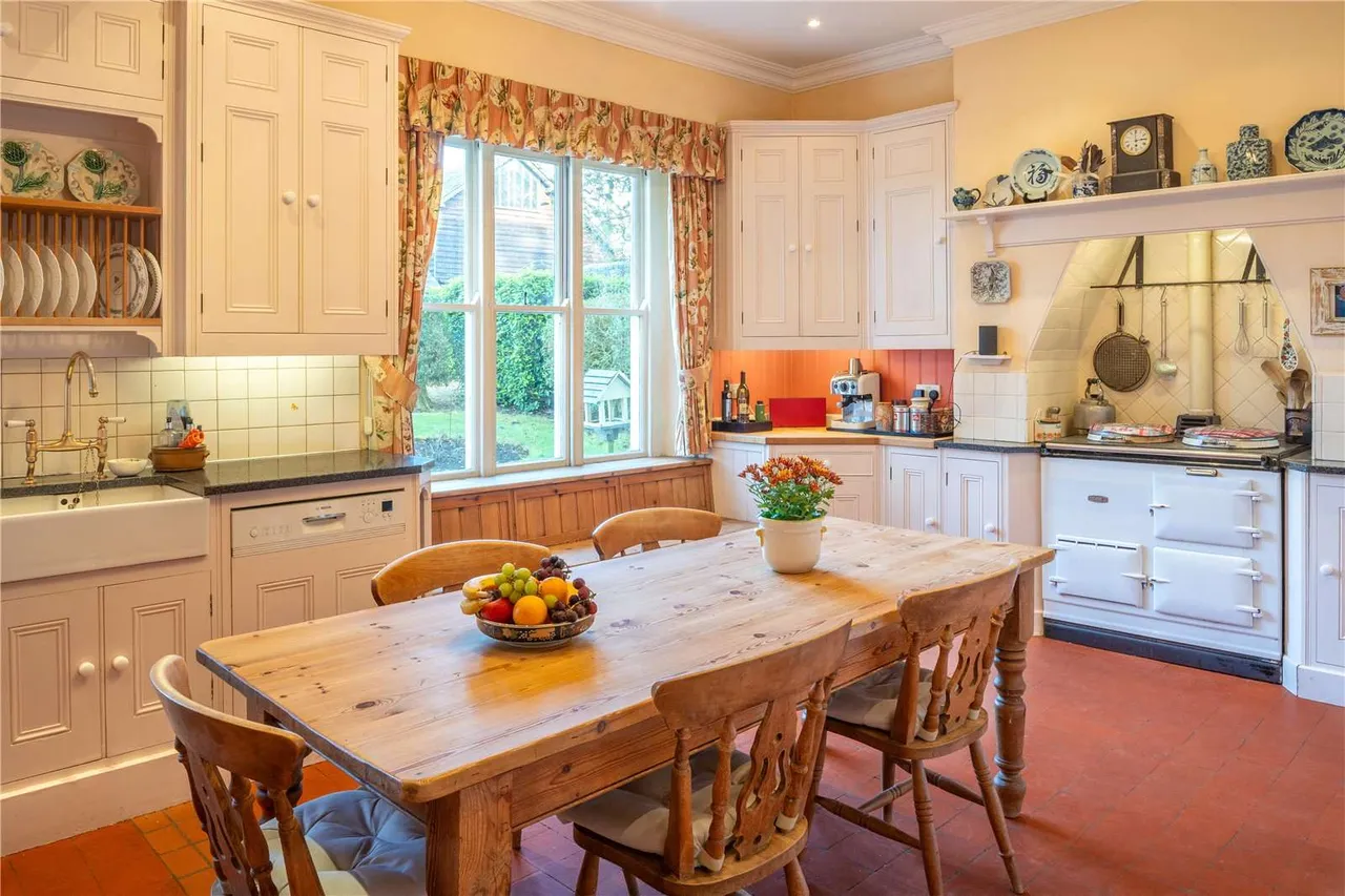 Roe Downs Road, Medstead, Alton, Hampshire, GU34 5LG, photo 8