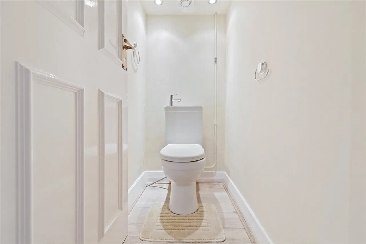 Portsmouth Road, London, photo 9