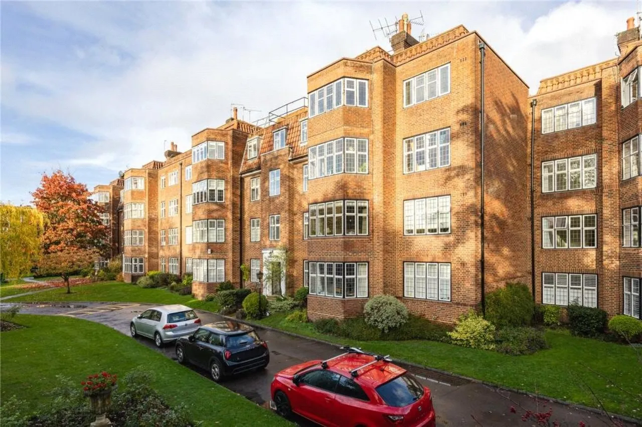 3 bed flat for sale, Portsmouth Road, London