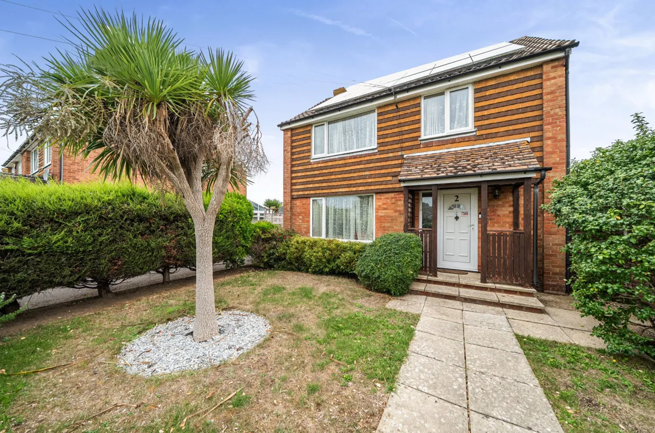 3 bed property for sale, College Close, West Meads, PO21