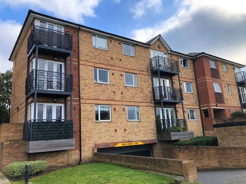 1 bed flat to rent, Old Watford Road, Bricket Wood, AL2