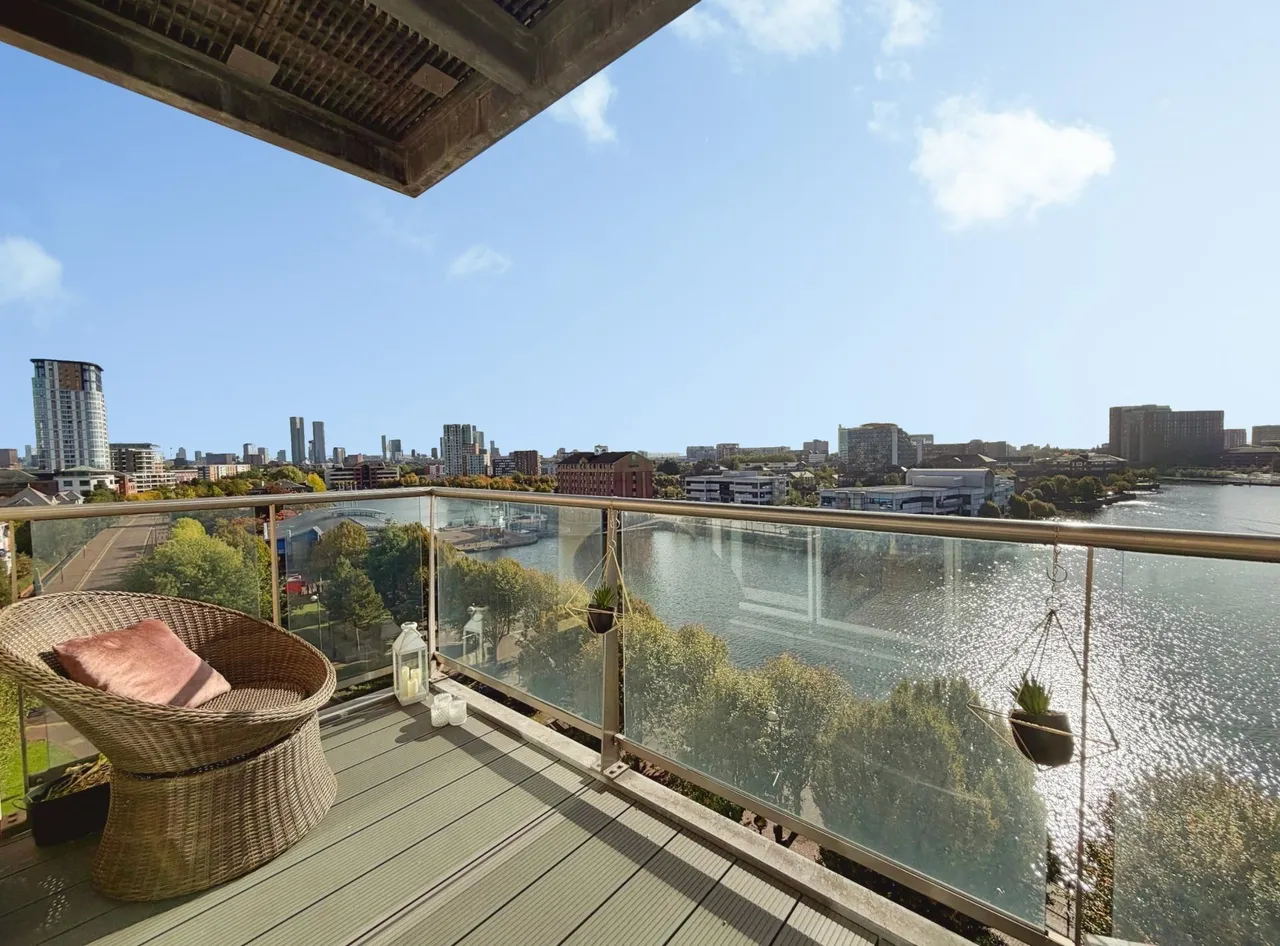 2 bed flat for sale, Sovereign Point, The Quays, M50