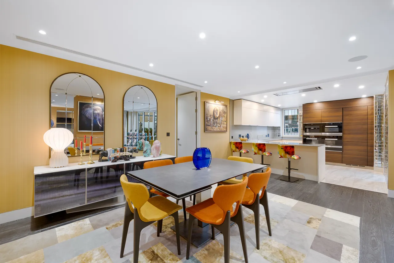 2 bed flat for sale, Ingestre Place, London, W1F