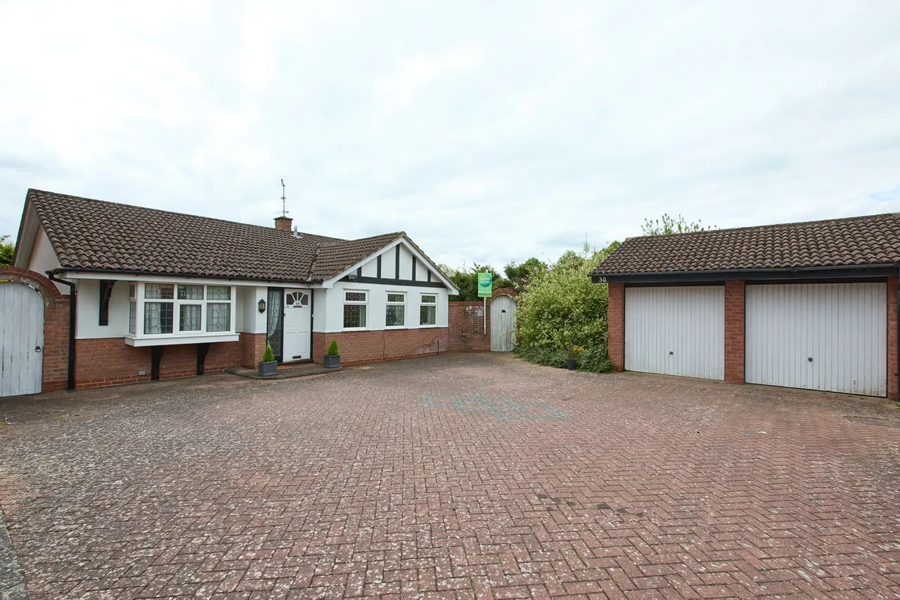 3 bed house for sale, Longbow Close, Stretton, DE13