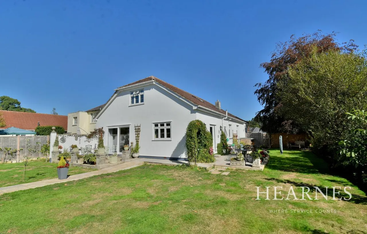 4 bed house for sale, New Road, BH10