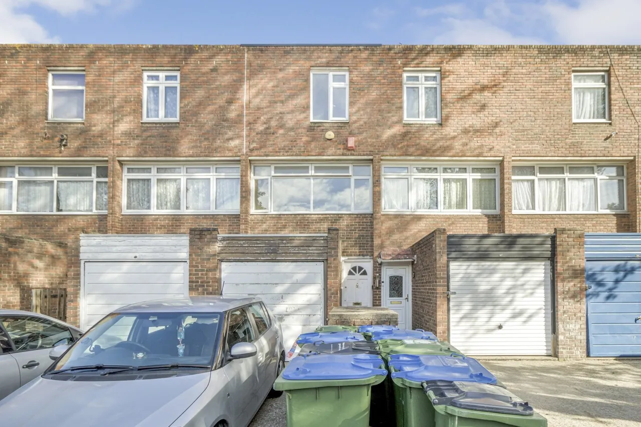 3 bed house to rent, Owen Close, London, SE28