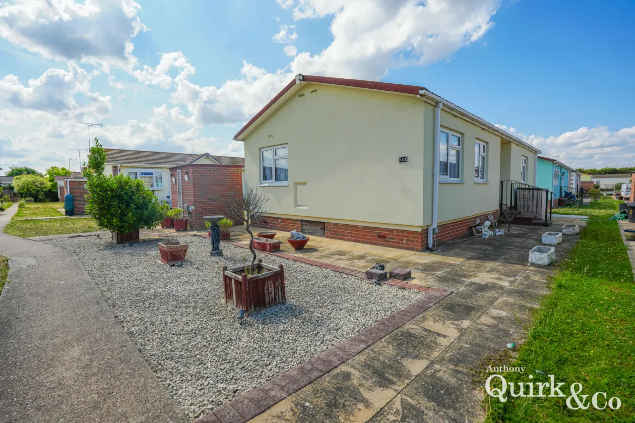 3 bed property for sale, Creek Road, Canvey Island, SS8