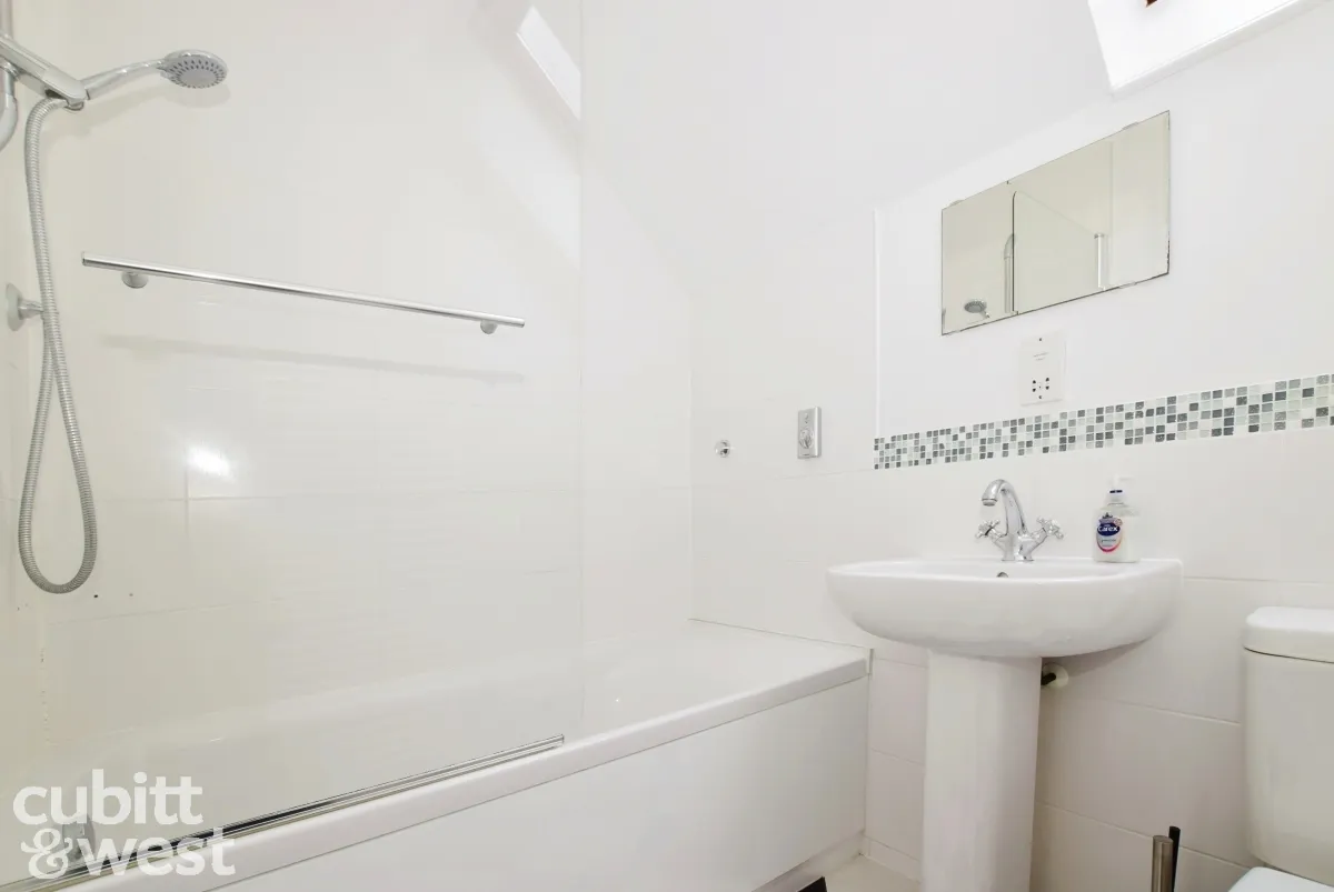 Talbot Lane, RH12, photo 9