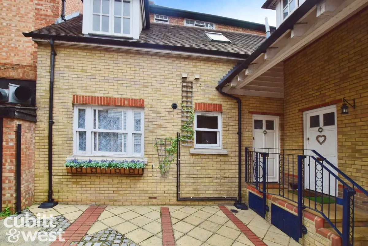 Talbot Lane, RH12, photo 8