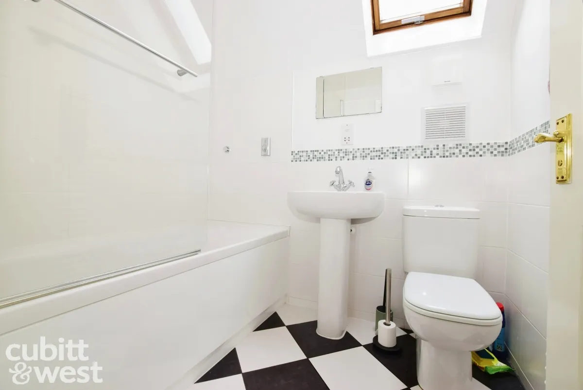 Talbot Lane, RH12, photo 4