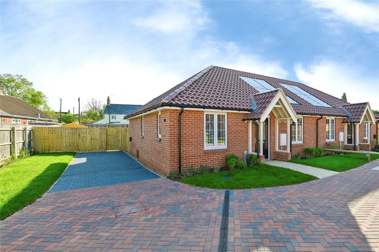 2 bed house for sale — Orchard End Close, Outwell, Wisbech, Cambridgeshire, PE14