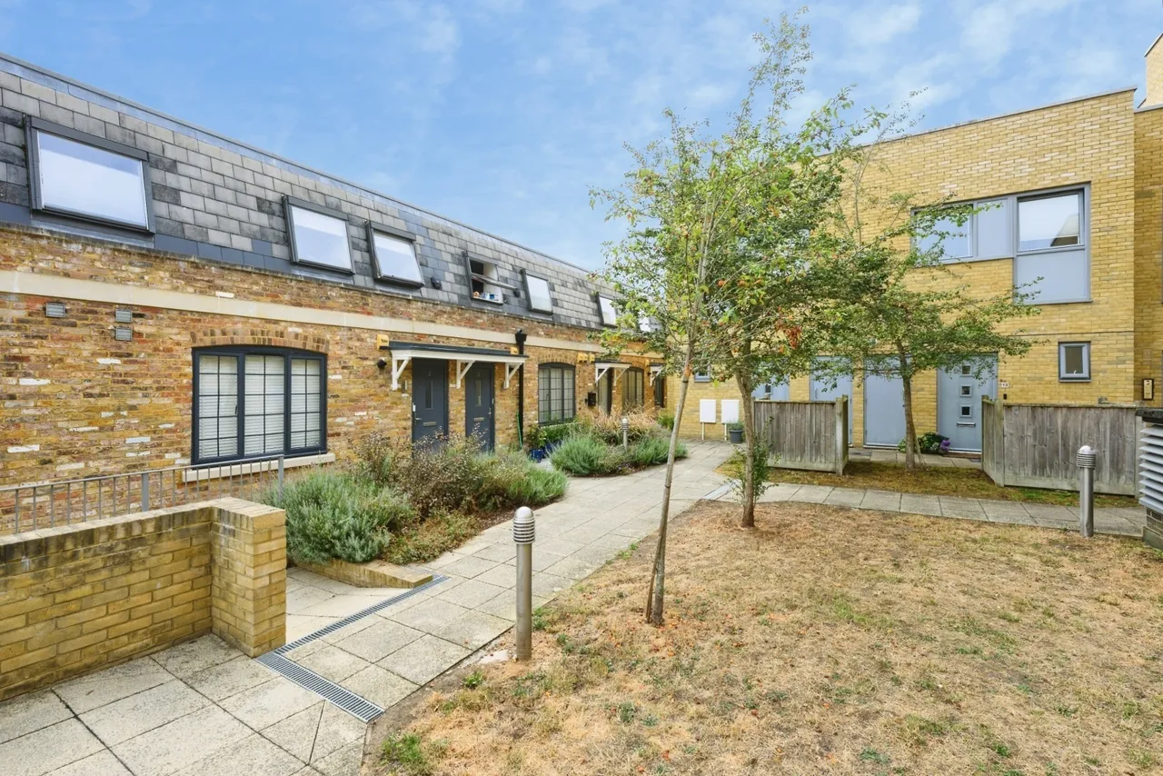 Woodcote Side, Epsom, KT18, photo 2