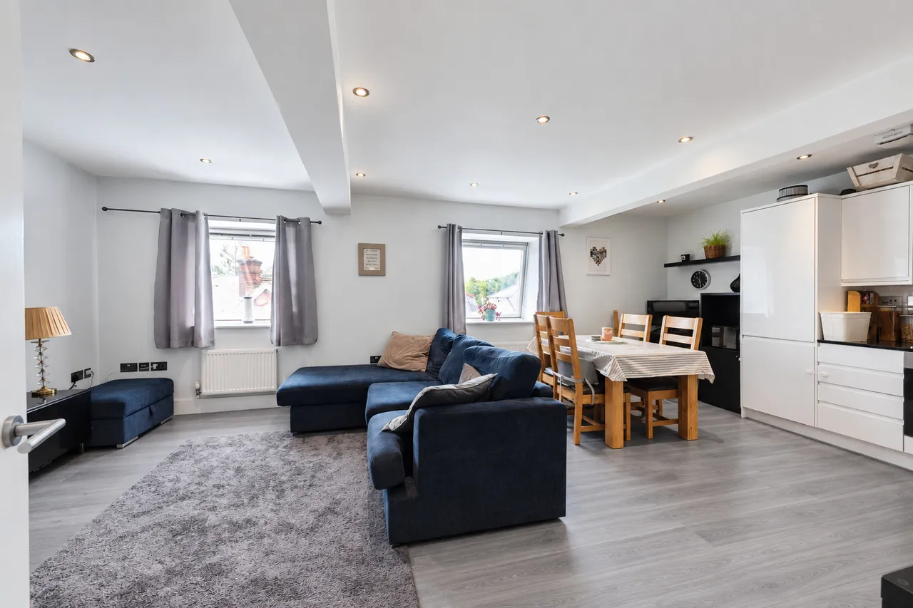 2 bed flat for sale, Woodcote Side, Epsom, KT18