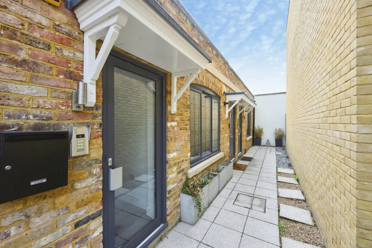 Woodcote Side, Epsom, KT18, photo 10