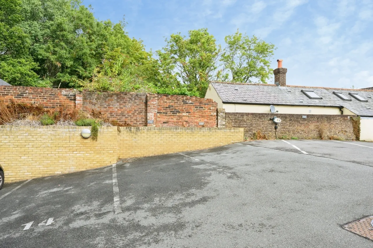 Woodcote Side, Epsom, KT18, photo 16