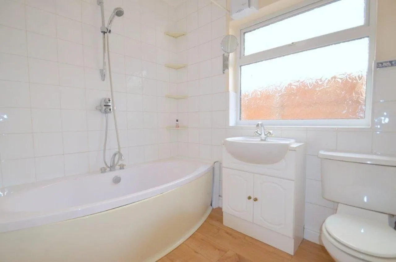 Station Crescent, Ashford, photo 5
