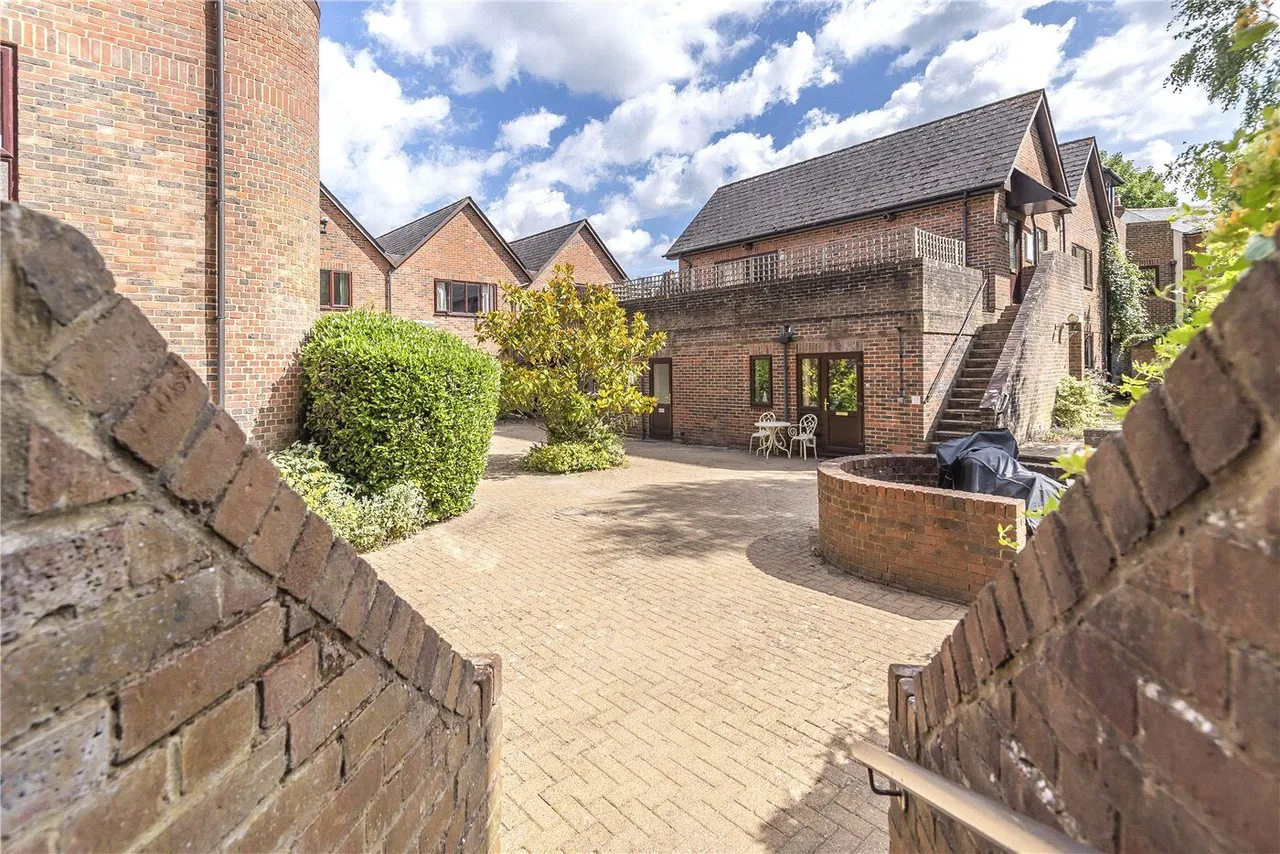 Staple Gardens, Winchester, SO23, photo 2