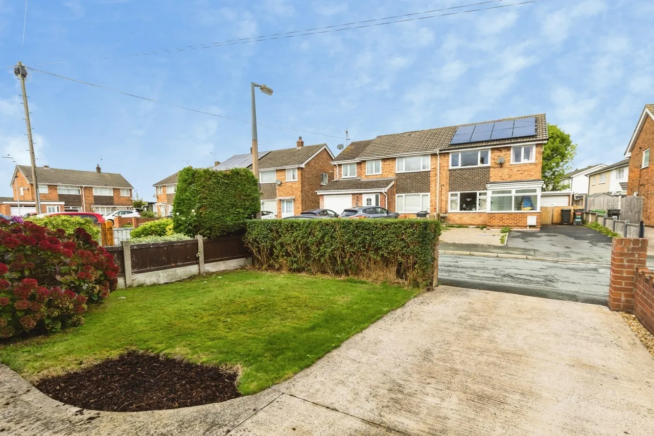 Ffordd Madoc, Llay, LL12, photo 17