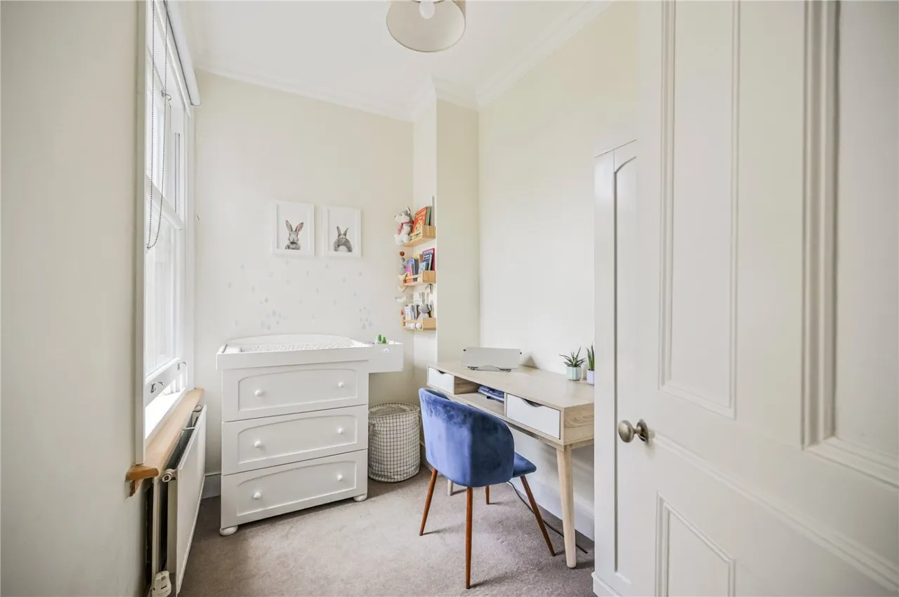 Highworth Road, London, N11, photo 14