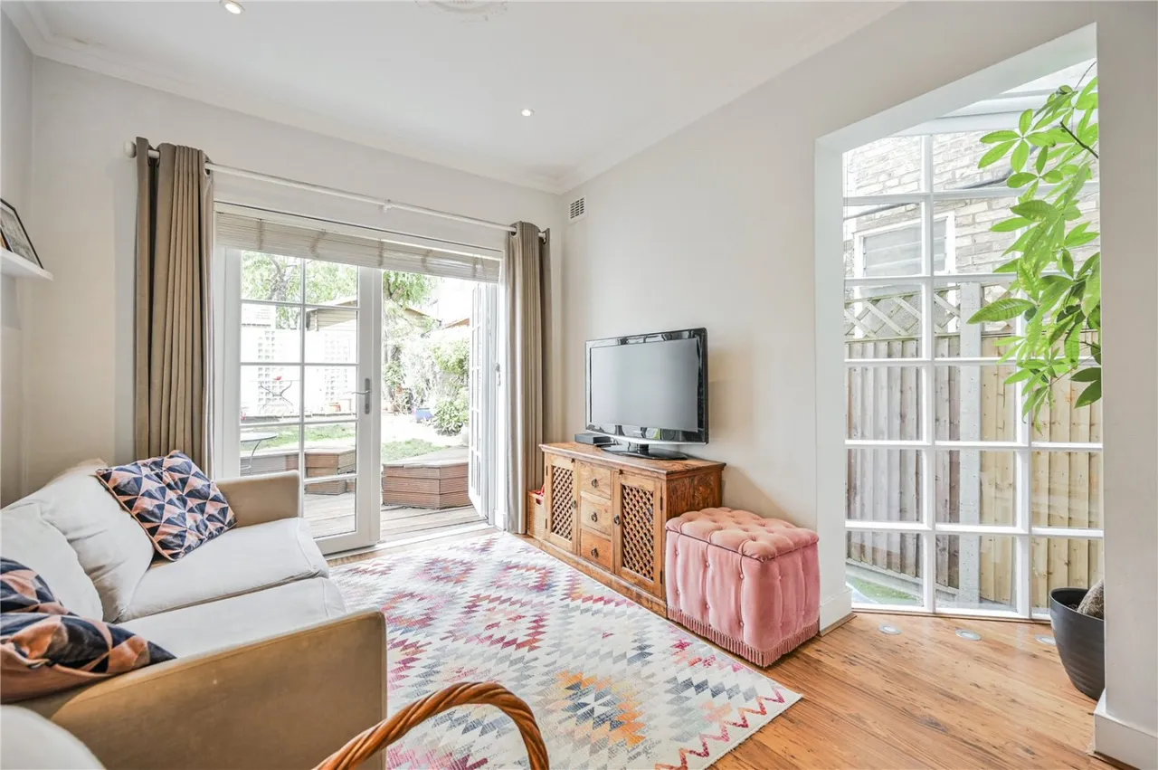 Highworth Road, London, N11, photo 3