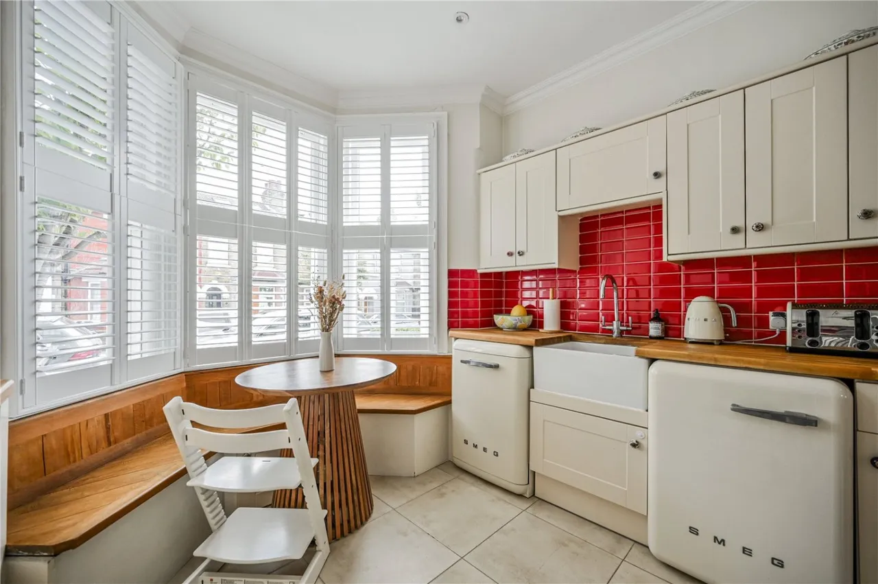 Highworth Road, London, N11, photo 9