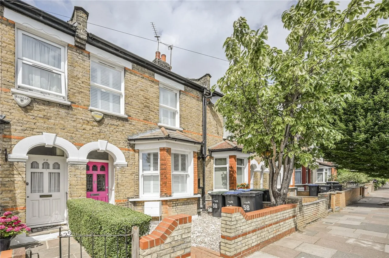 Highworth Road, London, N11, photo 20