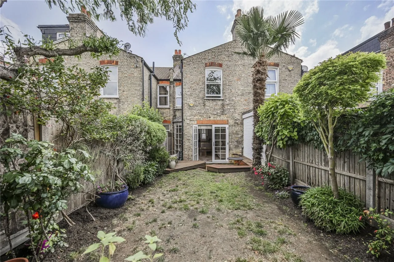 Highworth Road, London, N11, photo 19