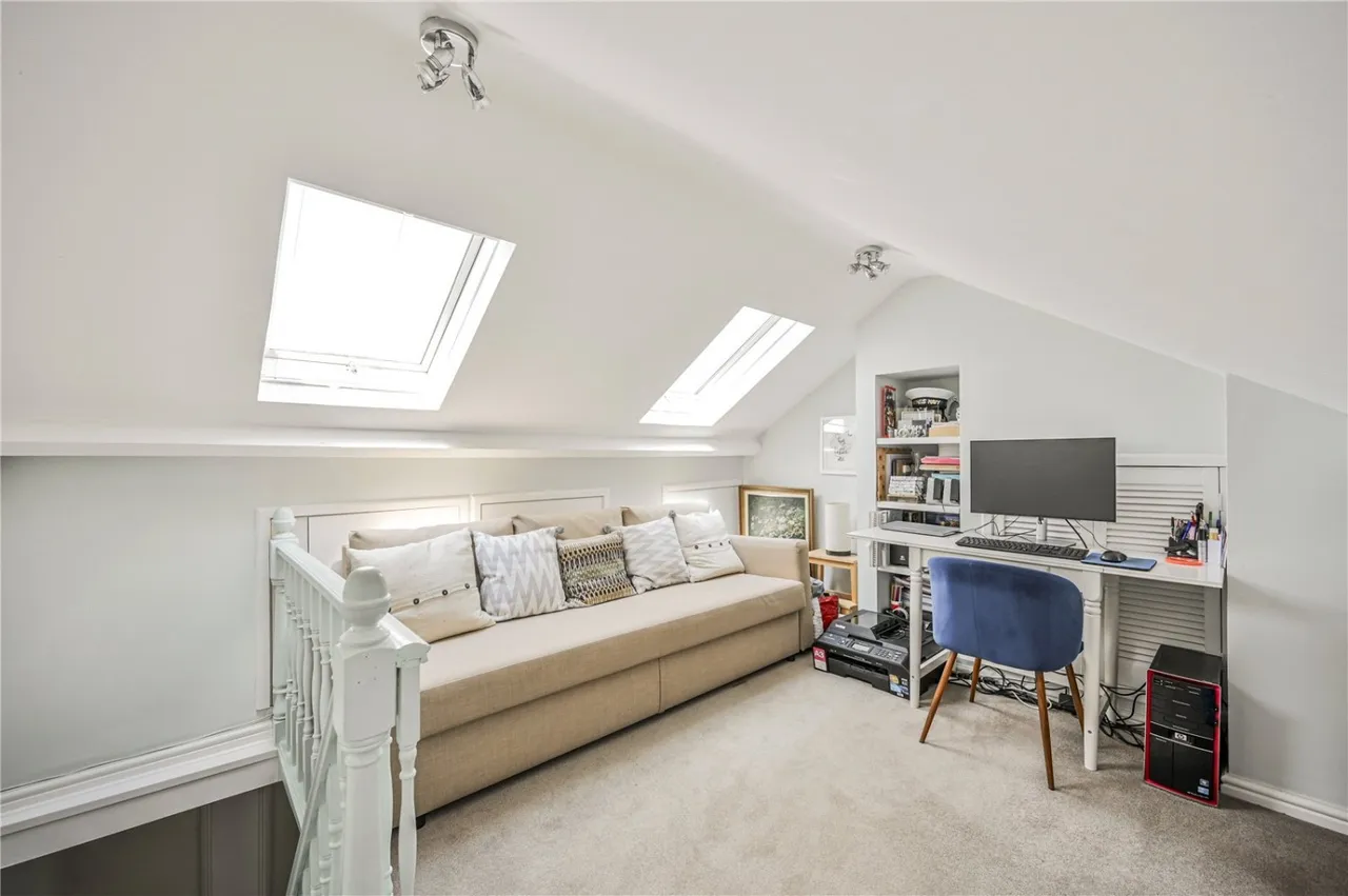 Highworth Road, London, N11, photo 16