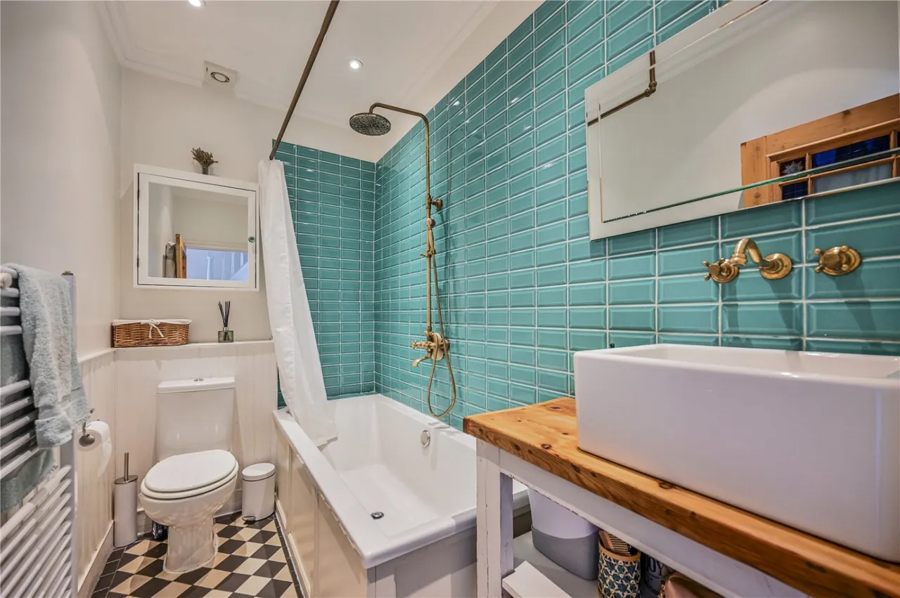 Highworth Road, London, N11, photo 15