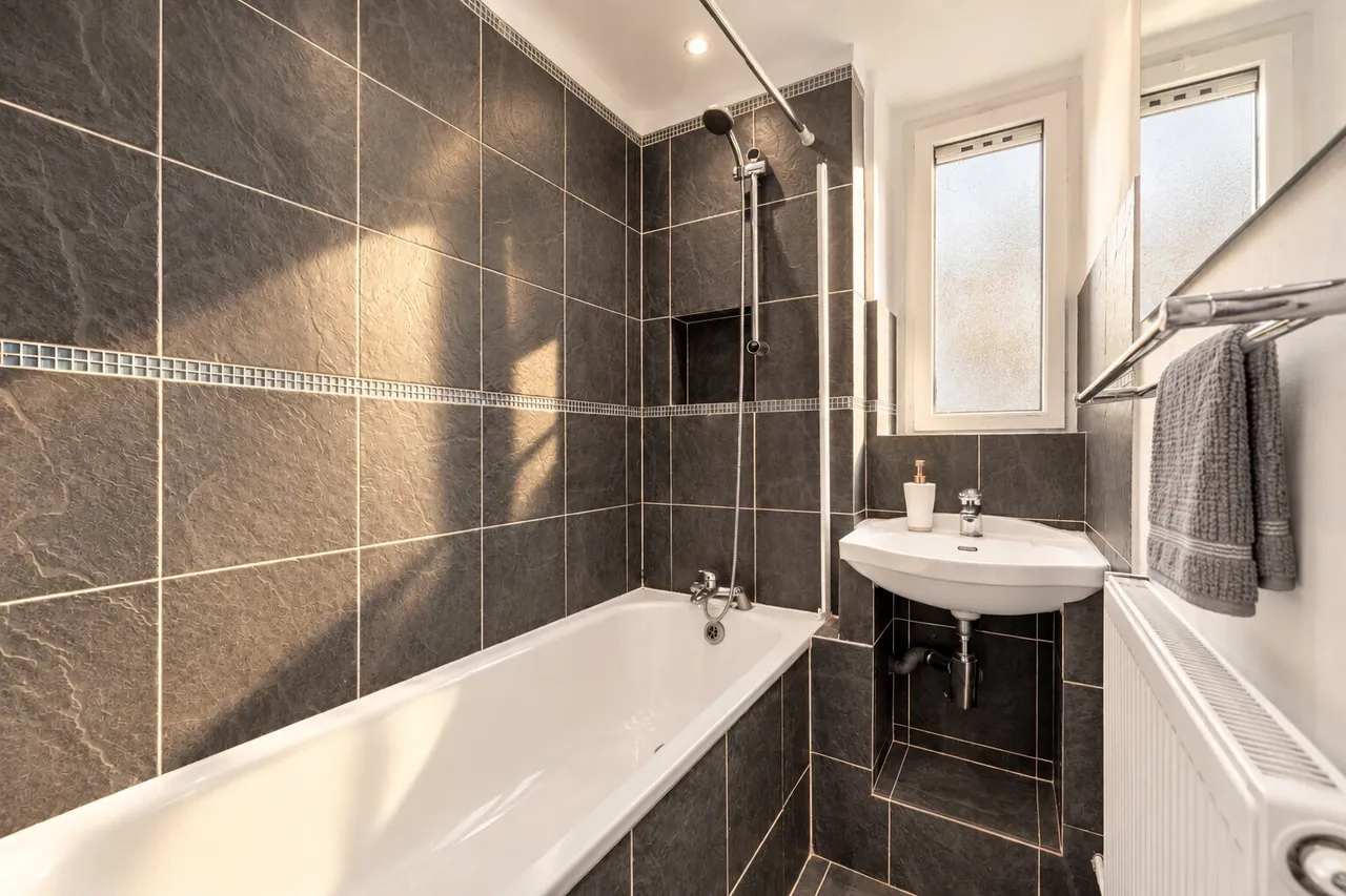 Wandsworth Road, London, SW8, photo 6