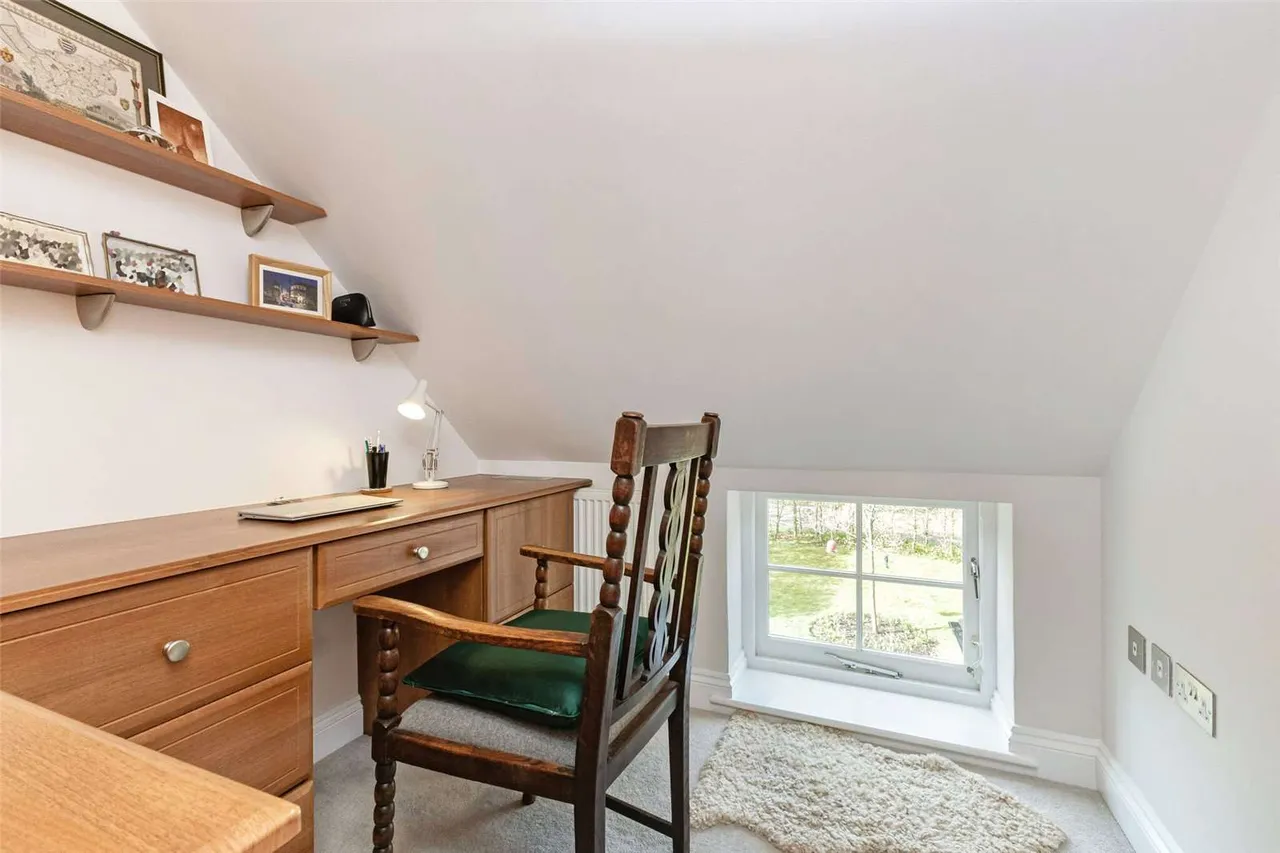 Beacon Hill, Penn, Buckinghamshire, HP10 8NH, photo 12
