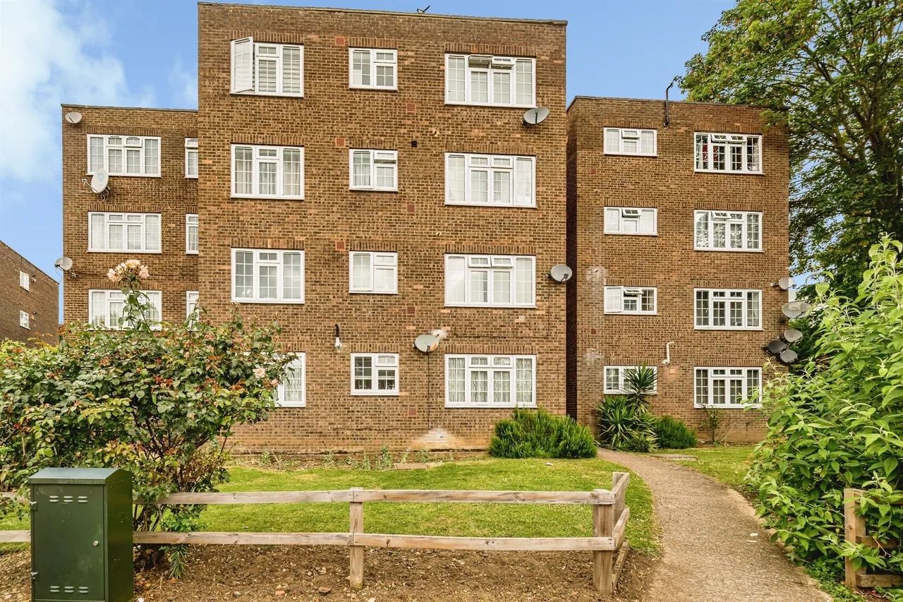 2 bed flat for sale — Arborfield Close, Slough
