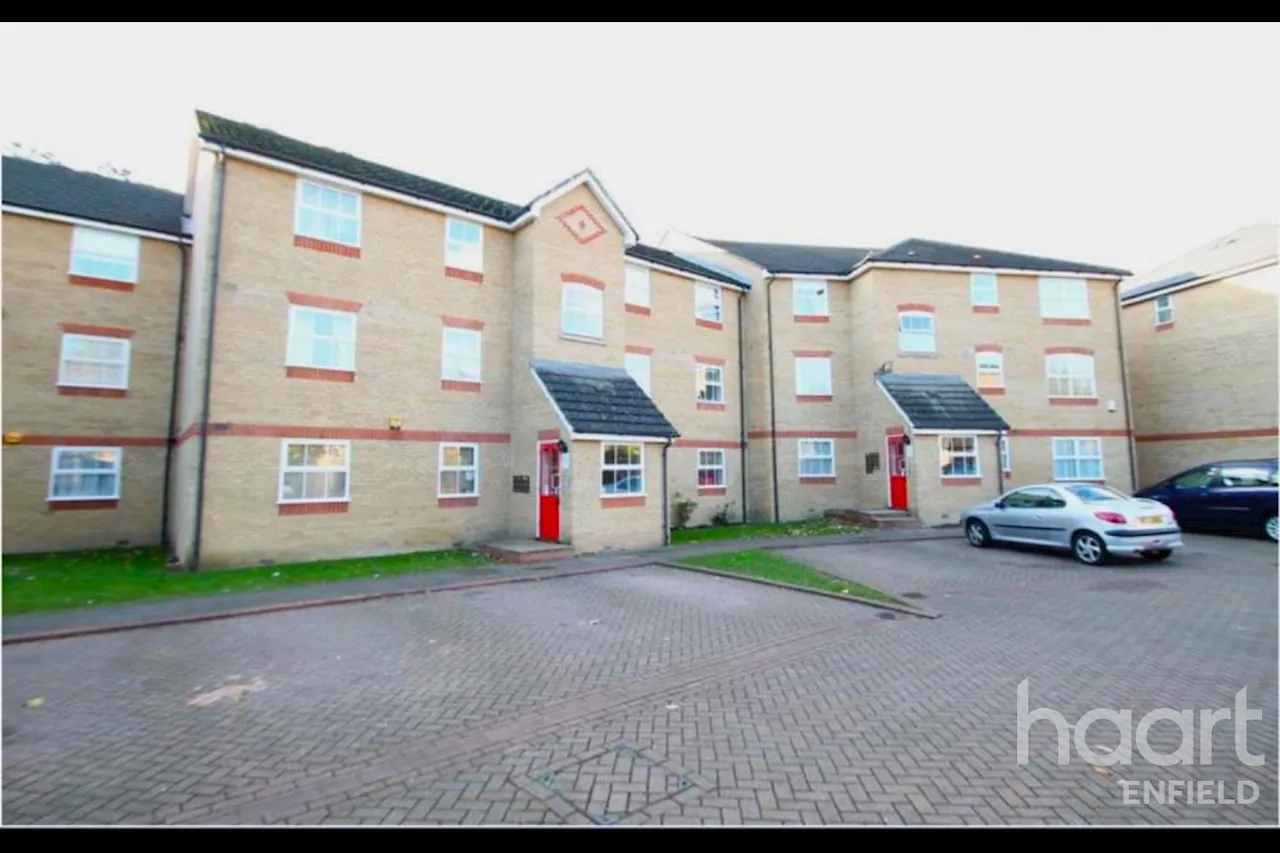 2 bed flat to rent, Soper Mews, EN3