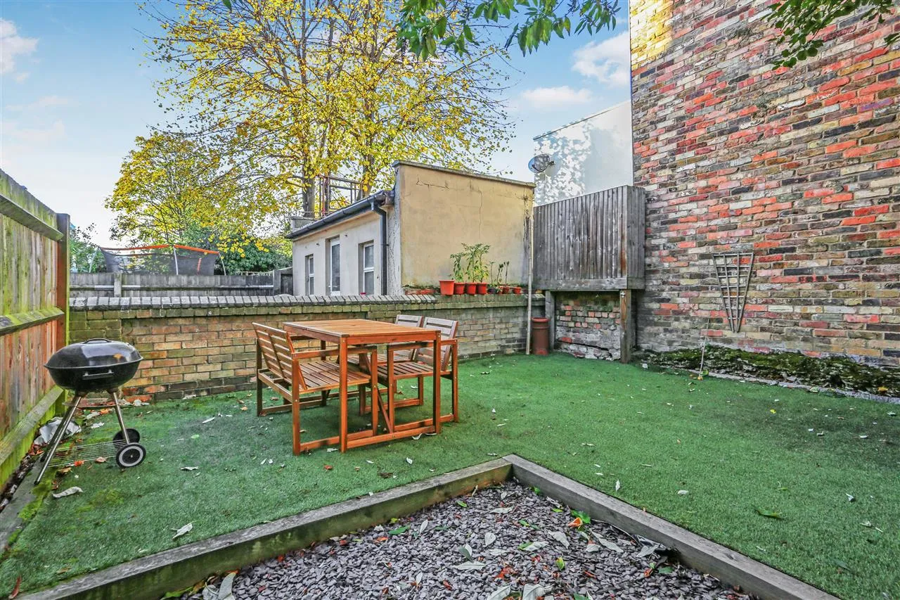 Arthur Road, London, photo 2