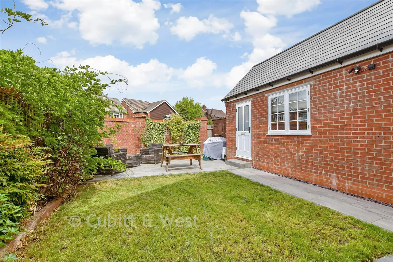 Hewitts Road, Cranleigh, GU6, photo 14