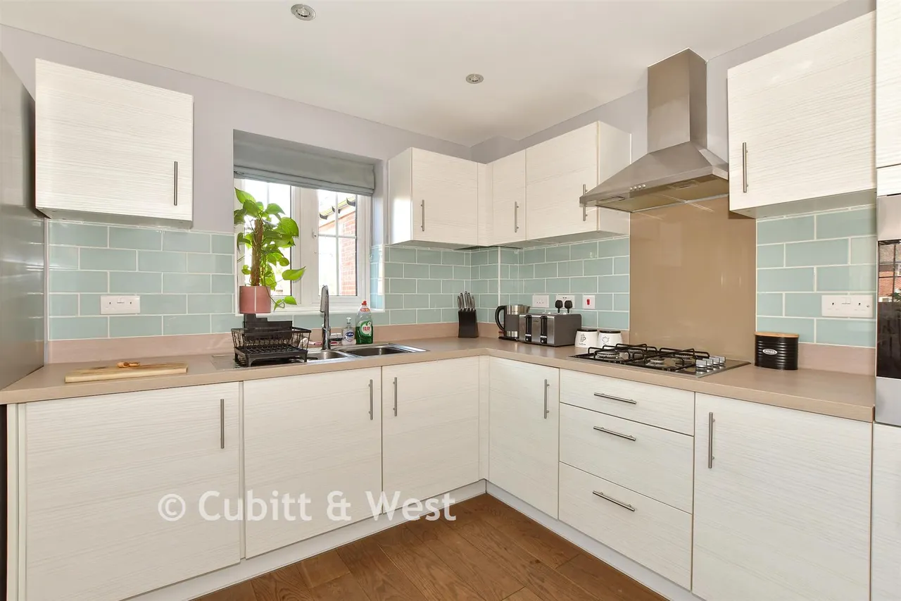 Hewitts Road, Cranleigh, GU6, photo 2