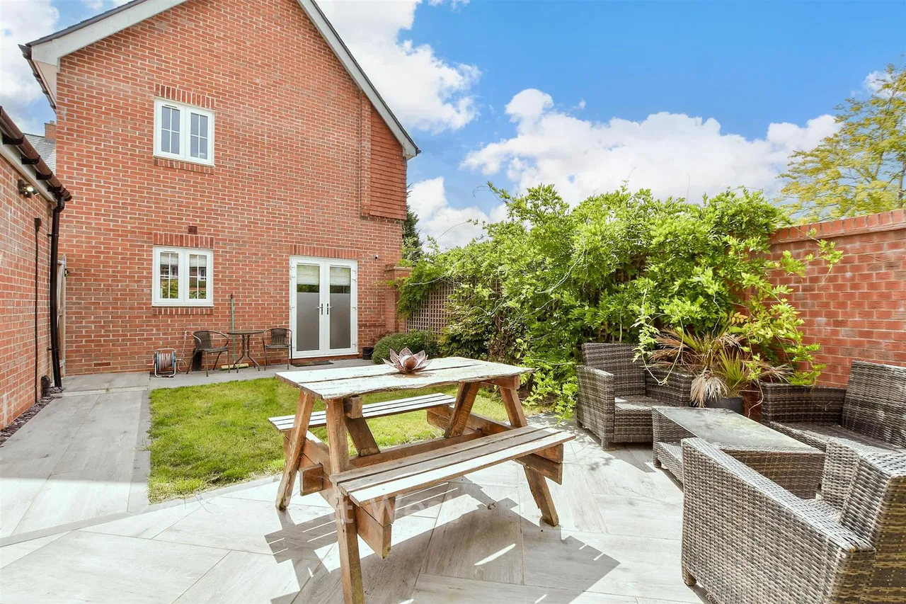 Hewitts Road, Cranleigh, GU6, photo 13