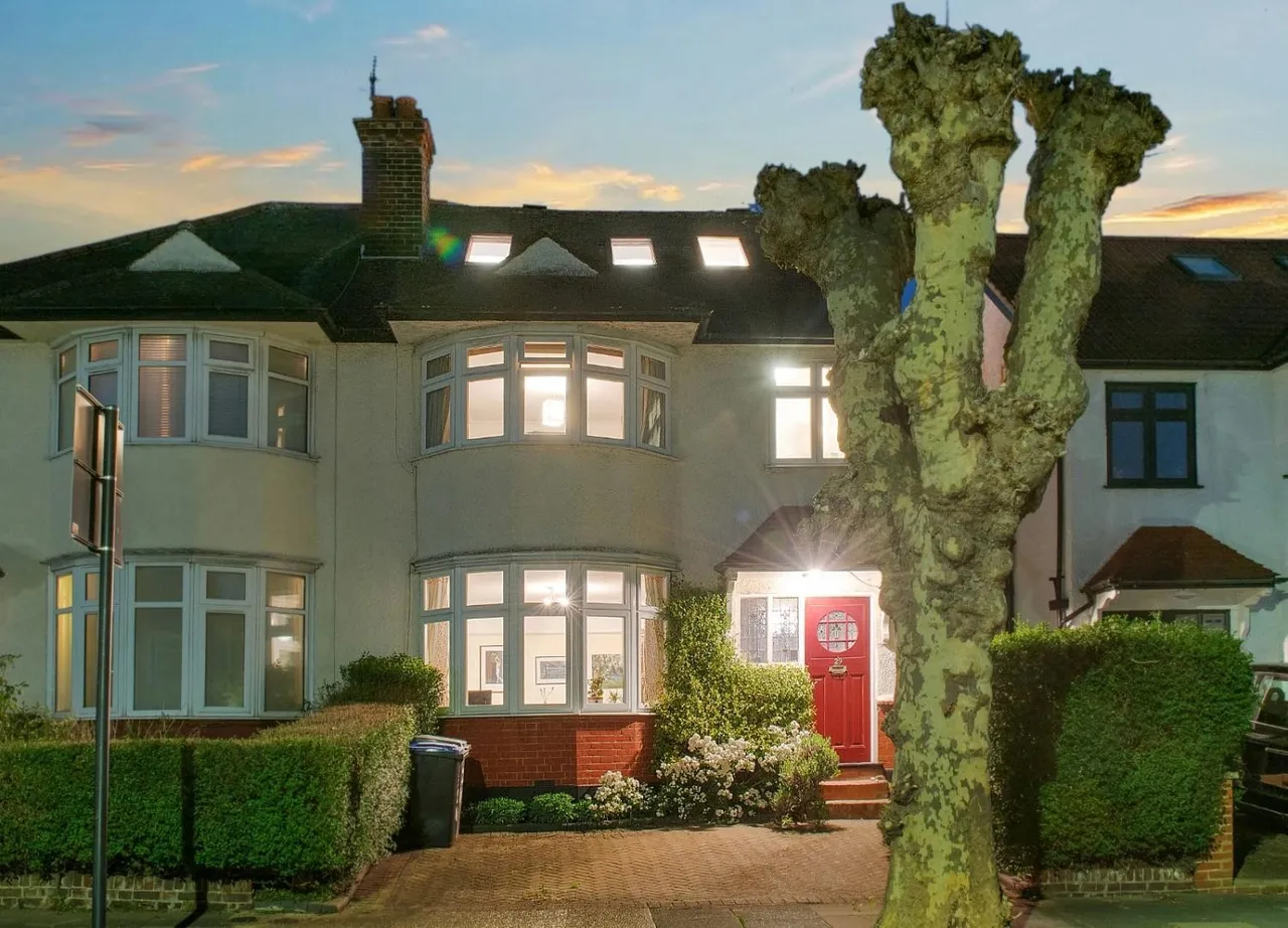 5 bed house for sale — Dollis Hill Avenue, Gladstone Park, London, NW2